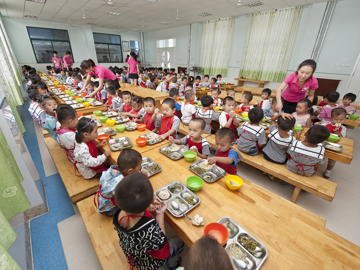 Kindergarten kids eating